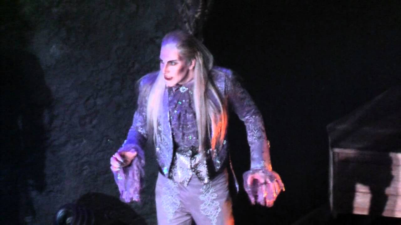 Герберт (Р. Колпаков) в момент укуса Сары