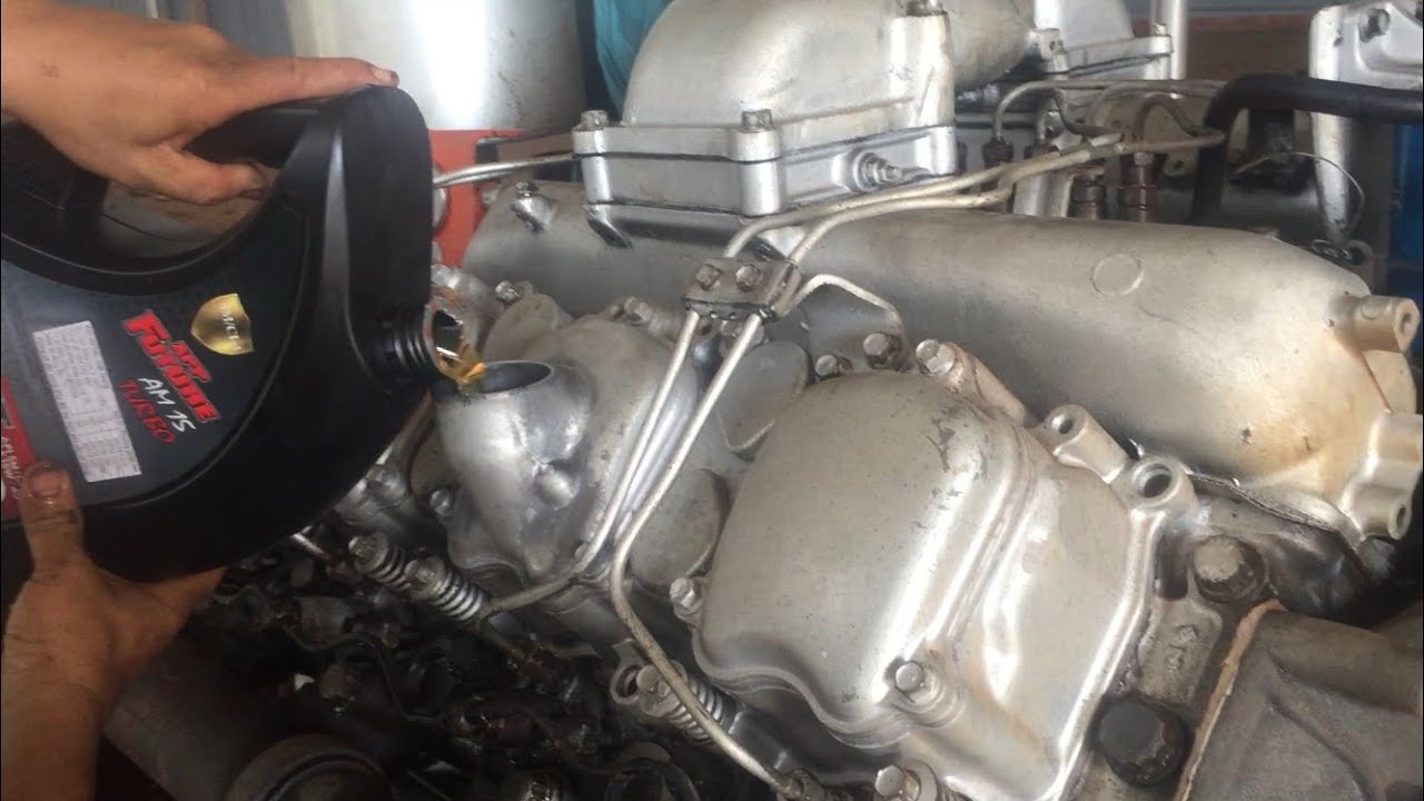 Thay Nhớt cho động cơ xe Tải V8 Hyundai trọng tải 15 tấn.
