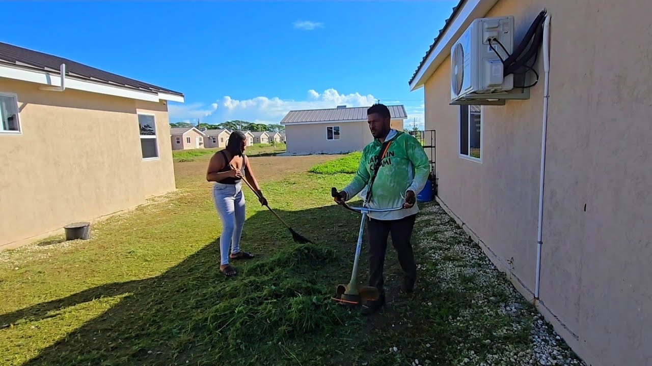СТРИЖЕМ ТРАВУ НА НАШЕМ AIRBNB С ПОМОЩЬЮ НАШЕГО НОВОГО ГАЗОНОКОСИЛИТЕЛЯ #jamaica#airbnb