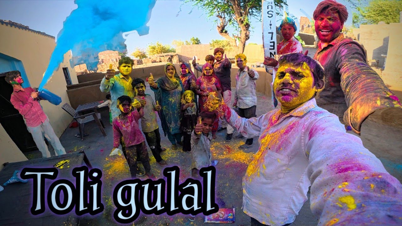 Gaon se toli gang kahan se a gaya Holi khelne .