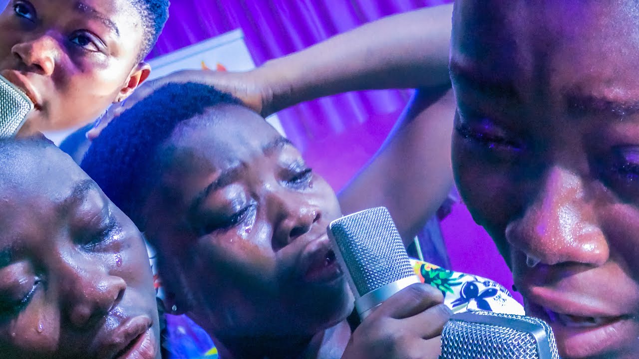 ADOMBA FAUSTY - Cry Of Hope soo Touching😭!! ADOMBA FAUSTY Spontaneous Seasoned Worship  😢