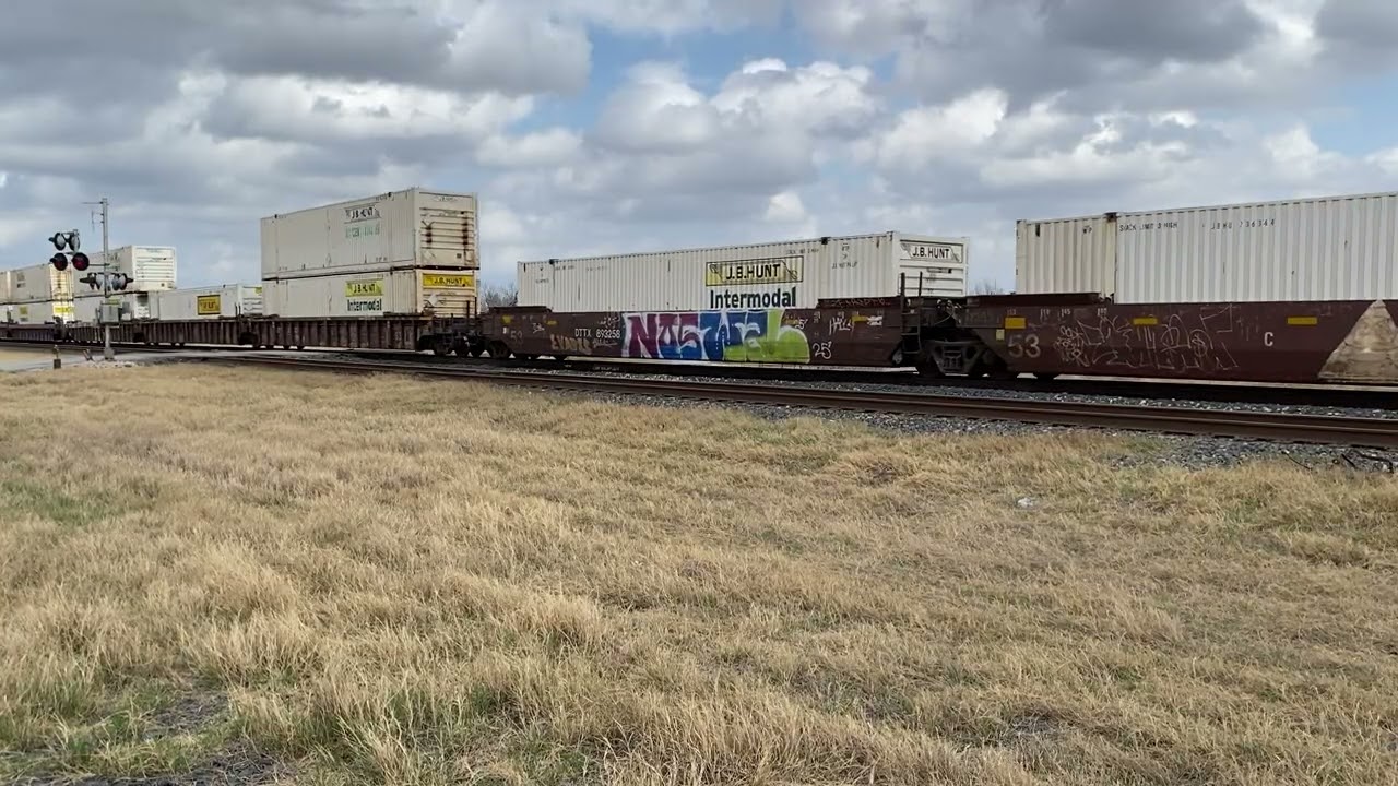 BNSF Eastbound at Noonan TX. Shout out to the crew for those last to shorts on the horn.