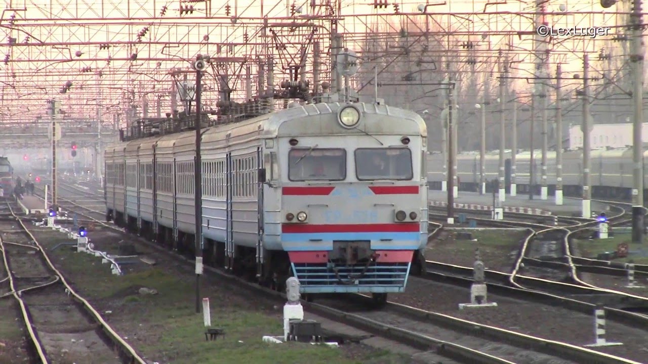 Электропоезд ЭР9М-526, № 6327 Жмеринка&ndash;Гречани, отправляется со ст. Хмельницкий