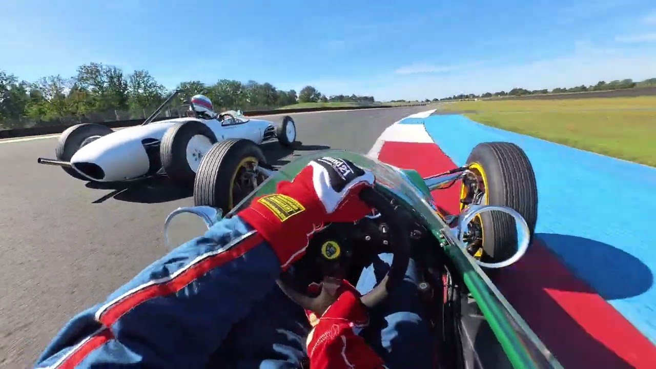 ГОНКА ОТ ГЛАВНОГО ЛИЦА: скользя на Lotus 27 Formula Junior на пределе возможностей | Дэнни Бейкер
