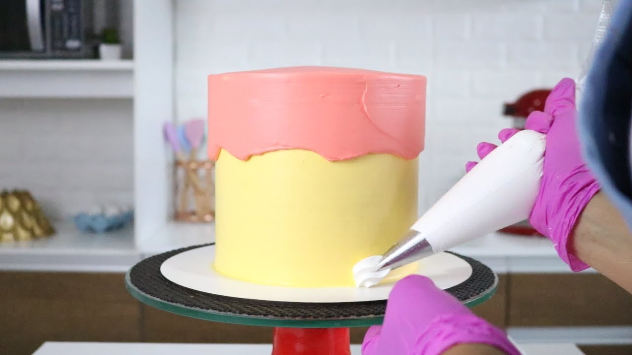 DECORAÇÃO DE BOLO QUE É UMA TENDÊNCIA - CARTOON CAKE - CHANTILLY E TRABALHO DE BICO!