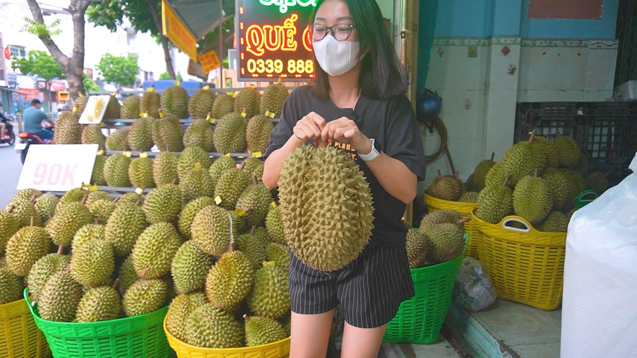 Chị gái quê khui trái sầu riêng khổng lồ, nặng gần 8 ký nhiều múi, không nhấc lên nỗi ngon thần sầu