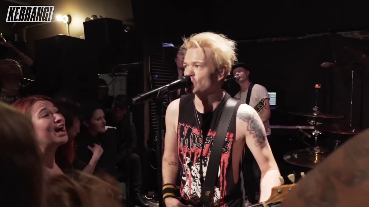 Sum 41 - Still Waiting (Live in Tiny Dive Bar Show 2019)