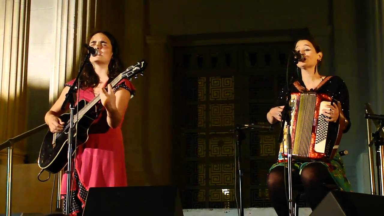 Camila Moreno & Pascuala Ilabaca - Floricanto [Lhasa de Sela] (Festival de Chilenos, 08-01-2011)