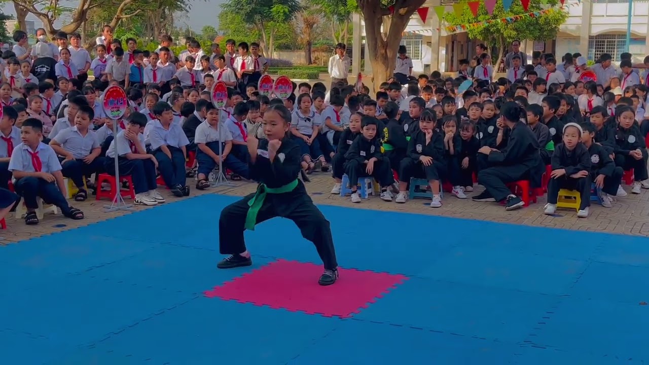 Phần thi Võ Cổ truyền của các thí sinh trường Tiểu học Võ Thị Sáu ở nội dung Căn bản 27 động tác