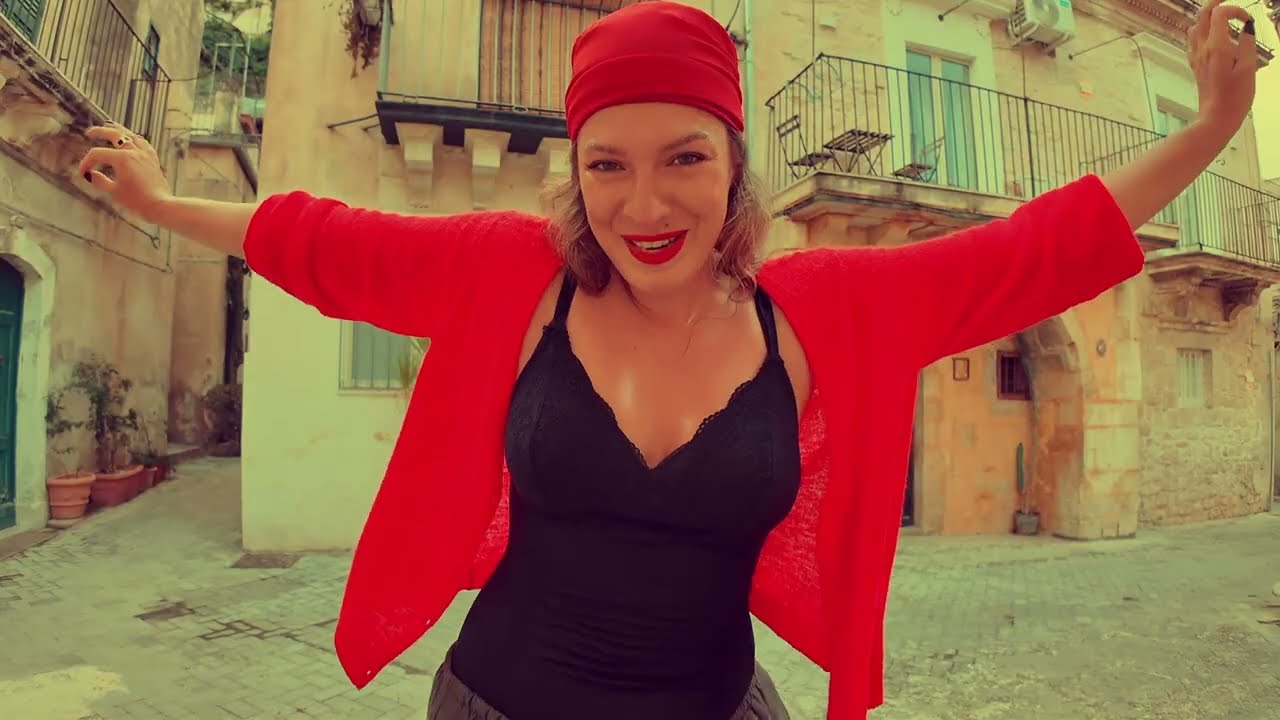 Didem &Ouml;zek - Rengarenk (Official Music Video)