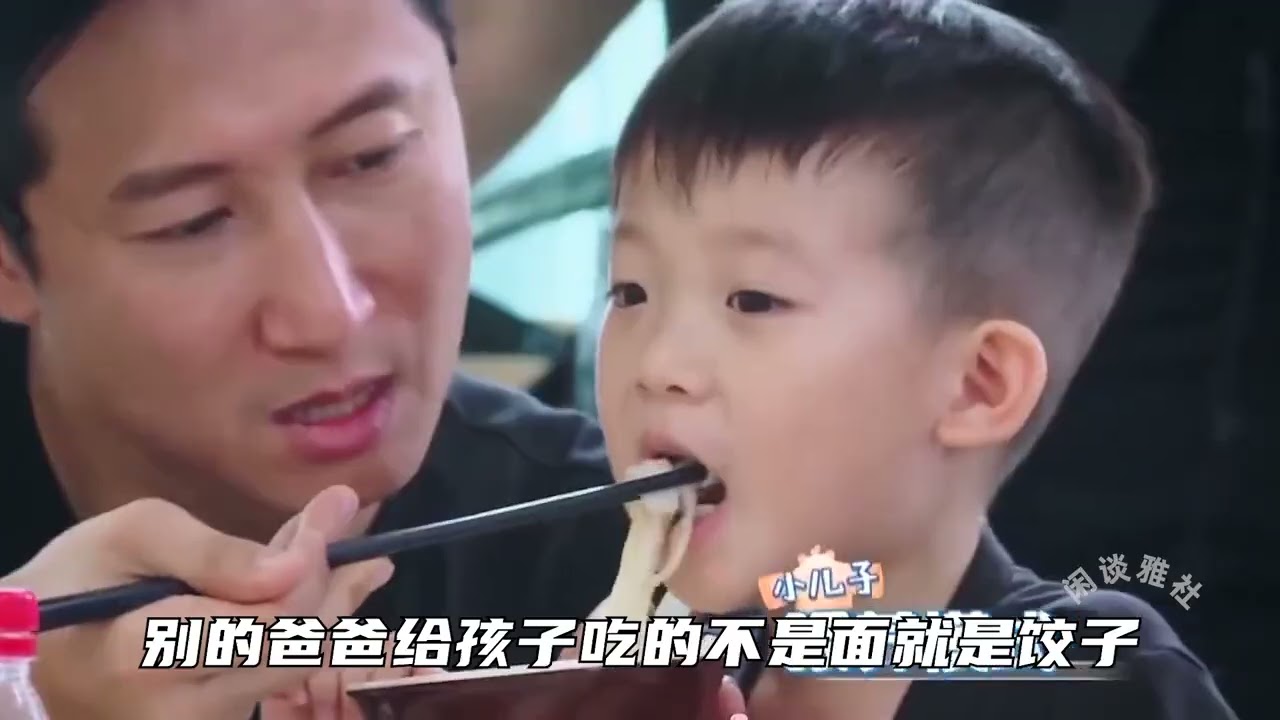 18歲陳飛宇第一次帶倆娃，竟睡得比孩子都香，不愧是00後父母 #陳飛宇 #綜藝 #搞笑 #萌娃