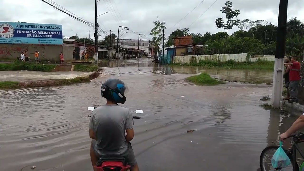 Alagamento na rua Dois de Junho, bairro Águas Brancas, Ananindeua, Pará.