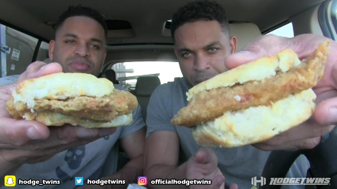 Ем куриные бисквиты Bojangles Cajun @hodgetwins