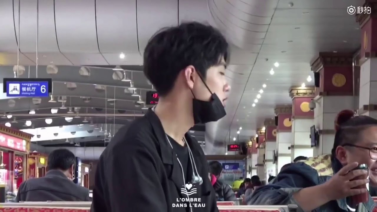 肖战坐在行李箱上待机的样子，只有三岁吧？🤣🤣Xiao Zhan Fancam: a big boy sitting on the suitcase, waiting for the plane