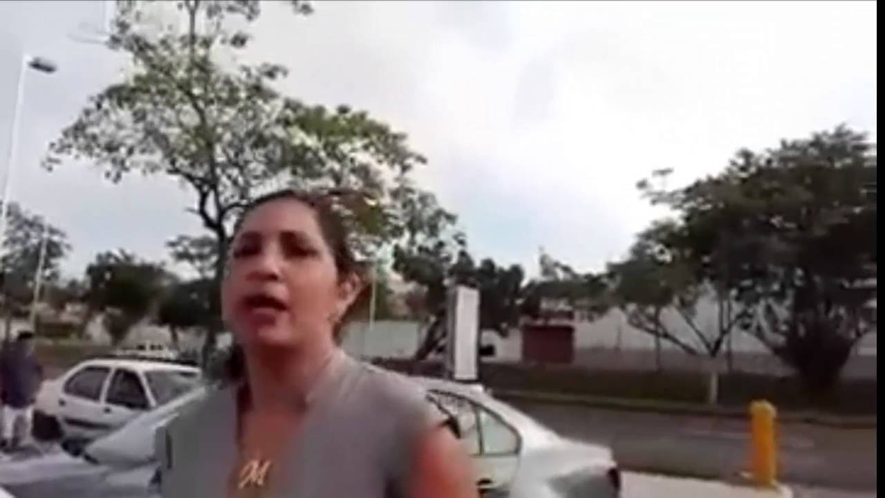 Exhiben #LadyPhone casi choca, se enoja y agrede a conductor en Tabasco