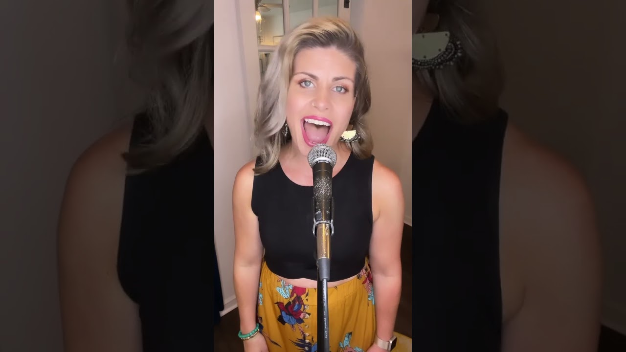 Using your #eyes to enhance your performance #singers #voicecoach #stagepresence