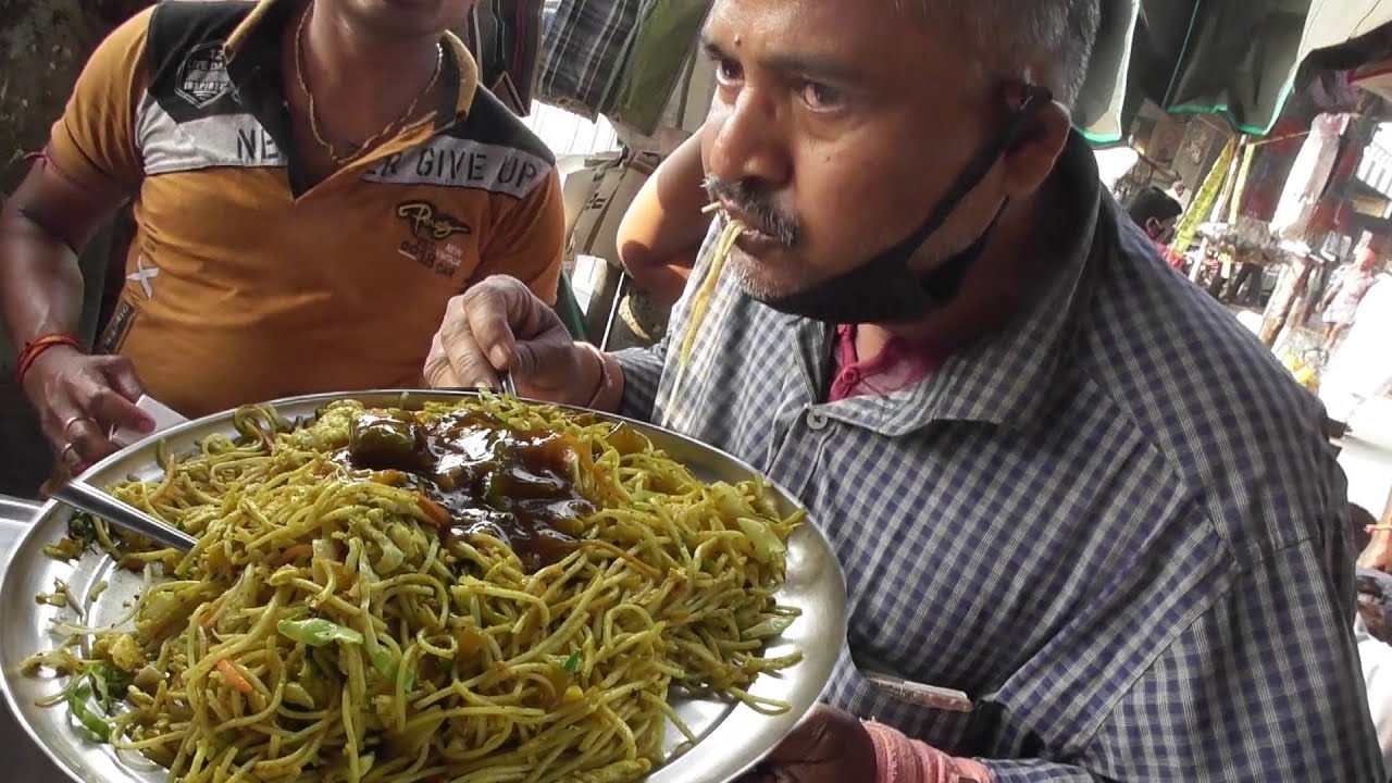 Indian People Loves to Eat Egg Noodles with Chili Chicken || Kolkata Street Food