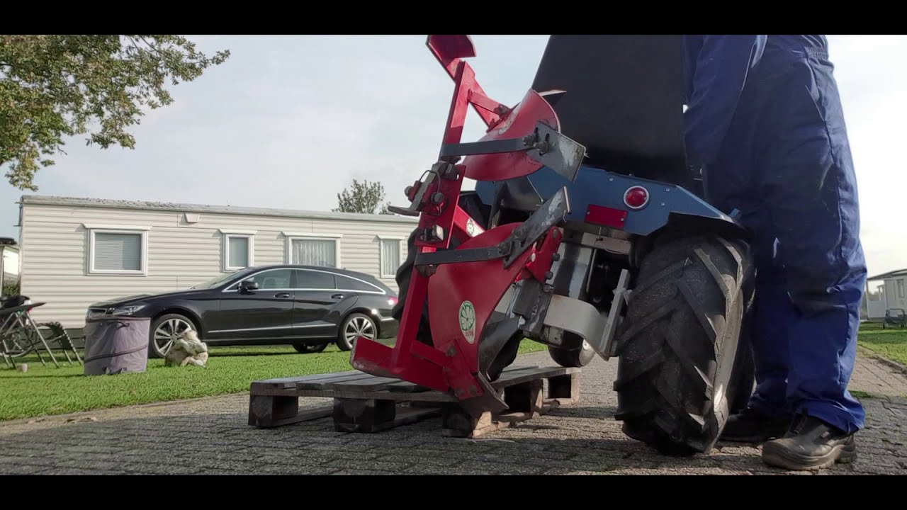 Zo maak je een wentelploeg op maat achter je tuintractor.