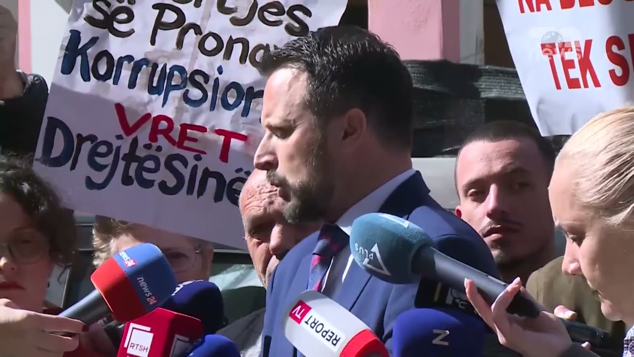 Top News - 'Vezë' ndaj godinës së SPAK. Protesta e banorëve të Rrjollit kundër resortit të Ulajt