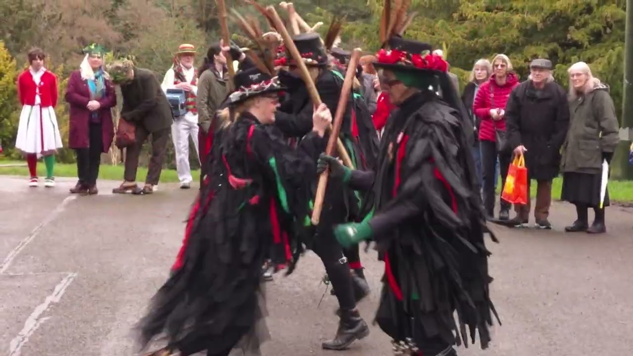 Hundreds celebrate Stroud Wassail 2026