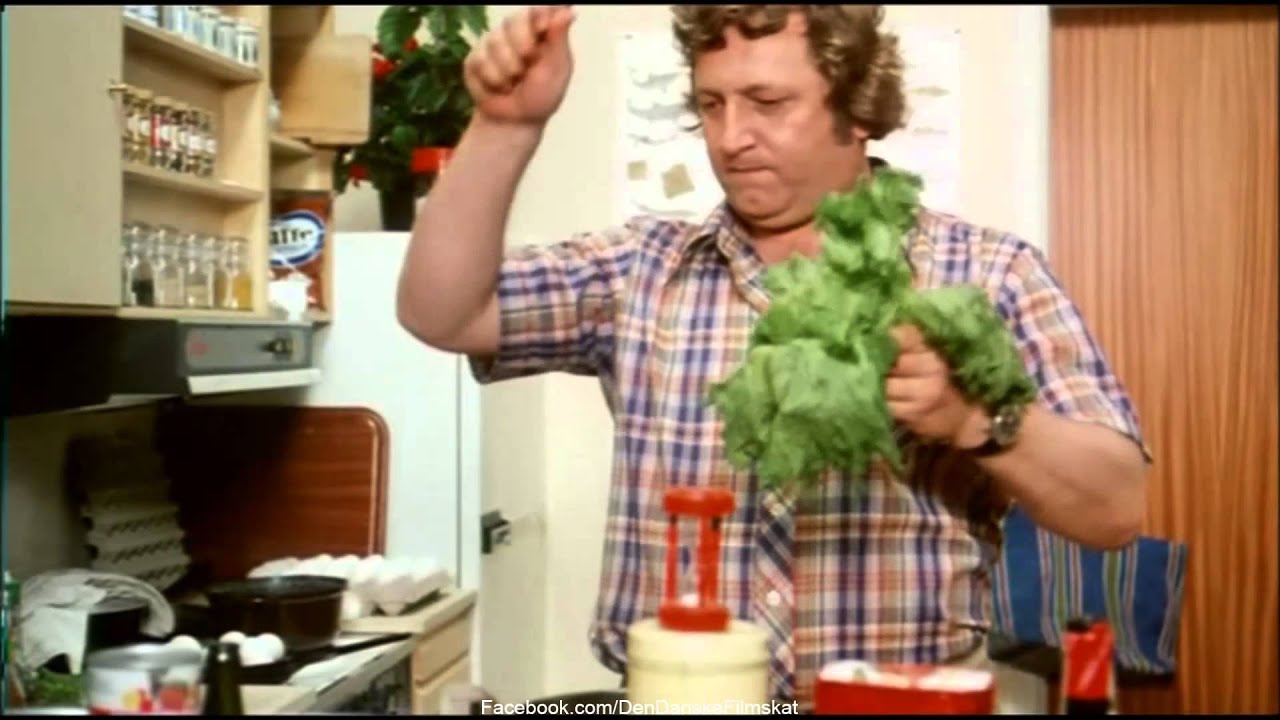 Familien Gyldenk&aring;l vinder valget (1977) - Odvar laver mad
