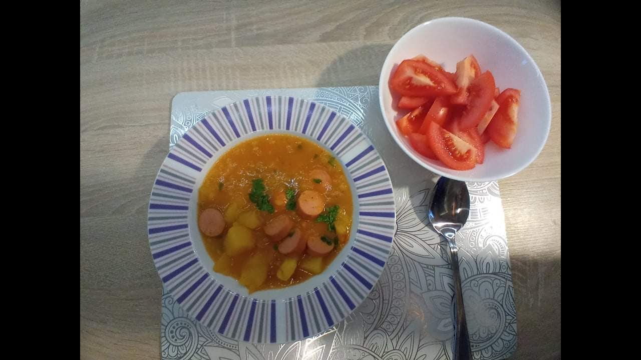 Krompirjev golaž ali zos z hrenovkami