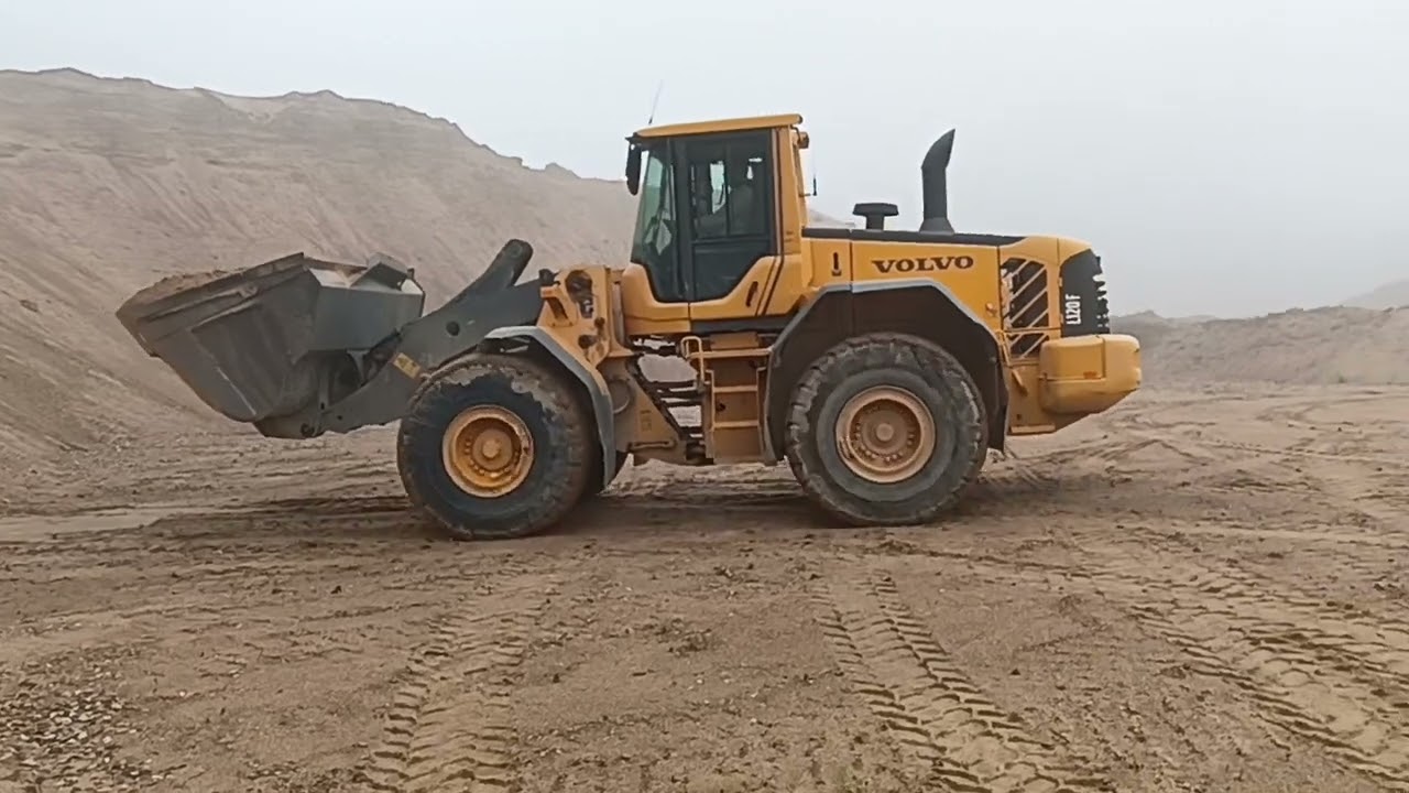 Uč&iacute;m sa ako pracovať s kolesov&yacute;m nakladačom Volvo L120F