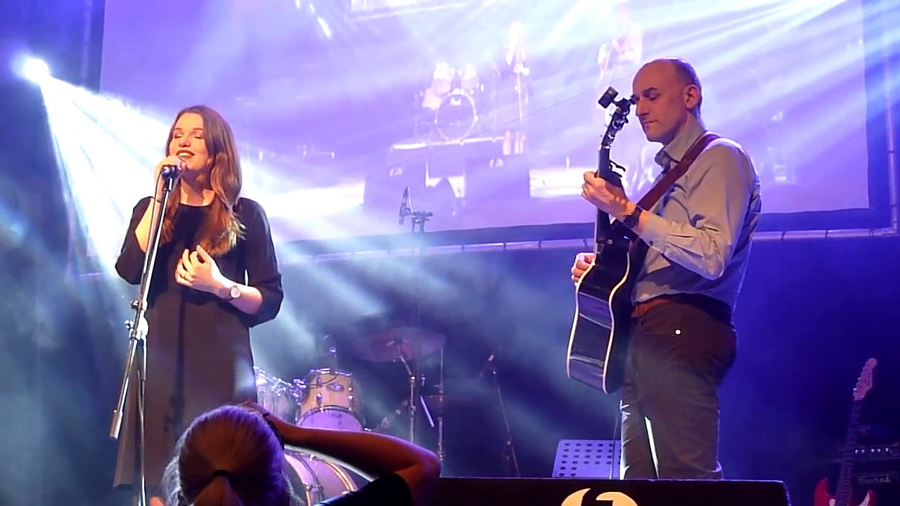 Emily Stramigioli en vader Stefano met 'Paper Hearts' - Tori Kelly
