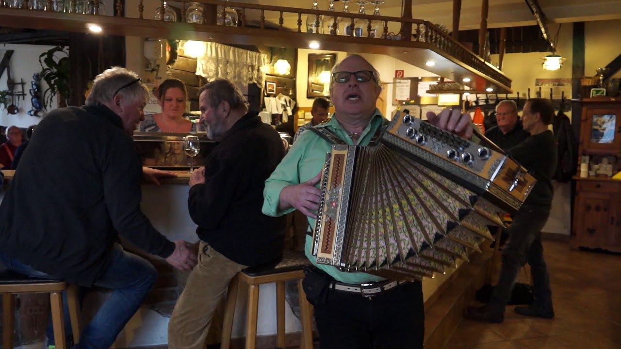 Hallohallihallo .... Hans u. seine lustige Harmonika 32-2 © OlmHERZ