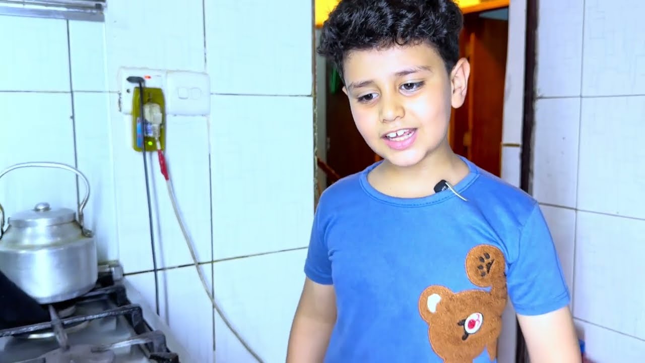 طفل يكره المدرسه ويلعب بالالعاب