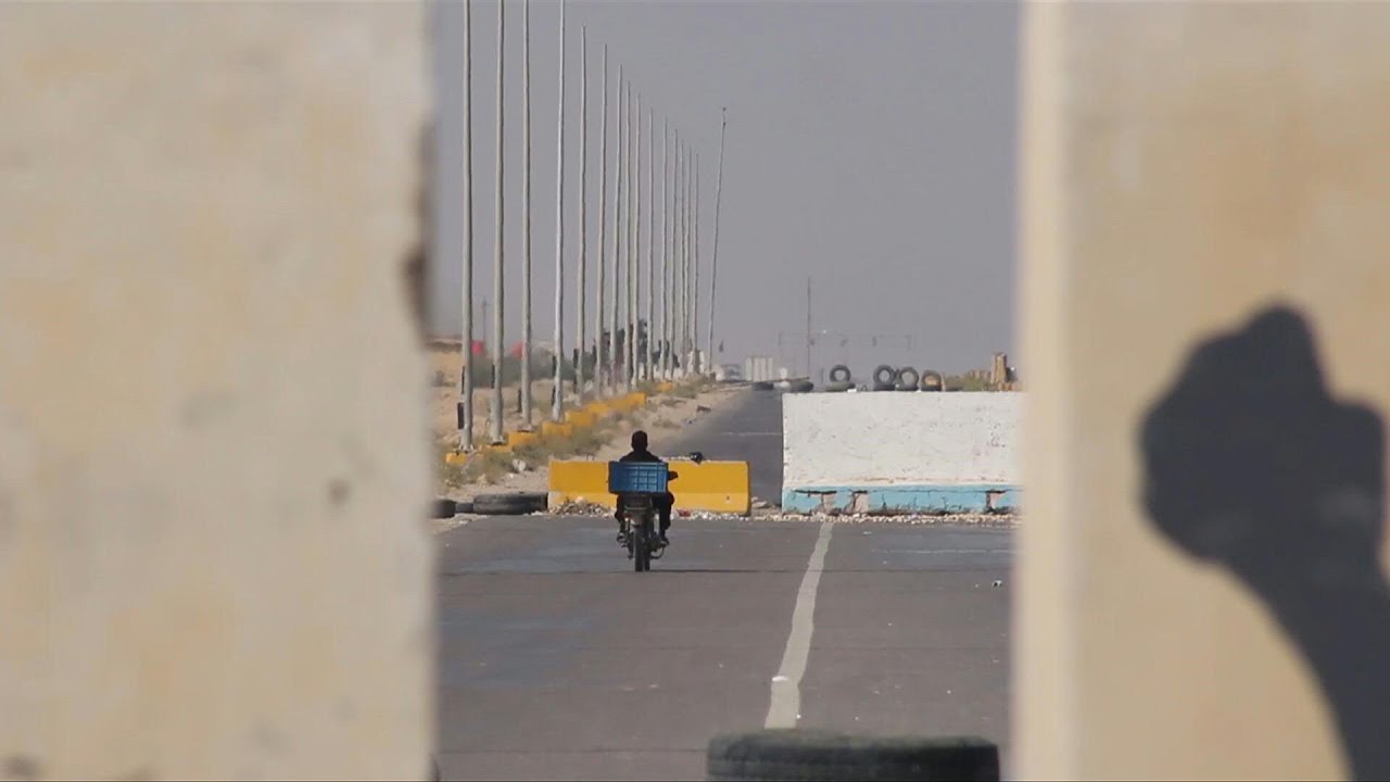Protesters block the highway leading to Umm Qasr port in Basra | AFP
