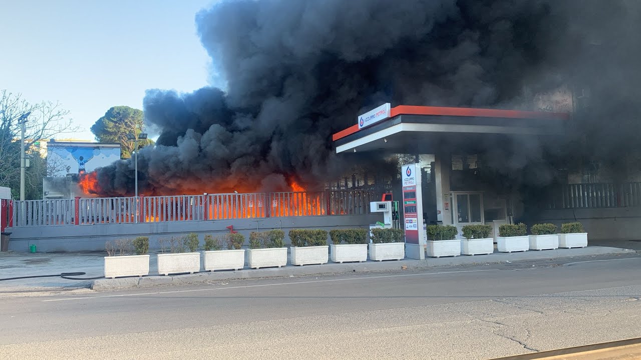 Napoli, incendio a Fuorigrotta: a fuoco cabina elettrica