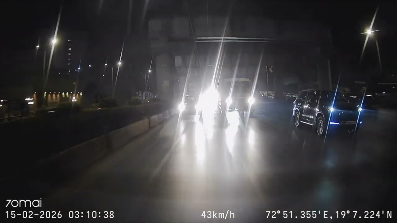 2 people getting out of the vehicle window while driving Southbound on Andheri Flyover, Mumbai