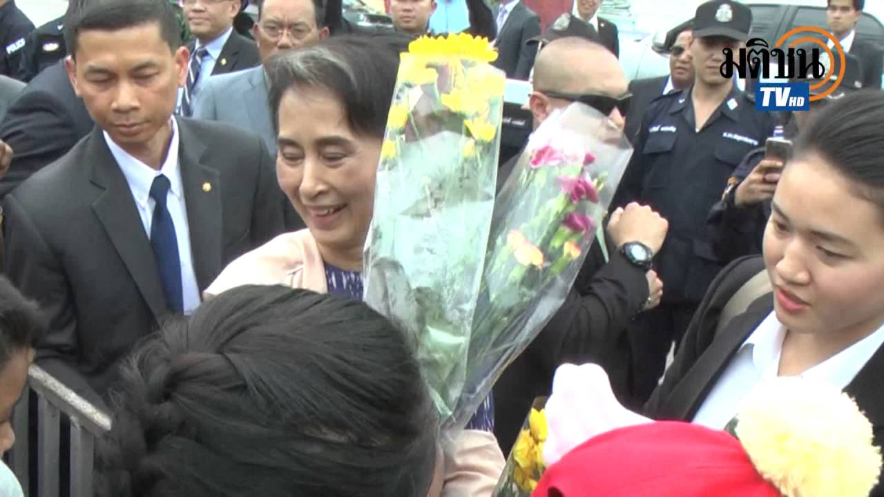 ซูจีพบแรงงานพม่านครปฐม ลงรถทักทาย-จับมือ บอกให้ขยันทำงาน