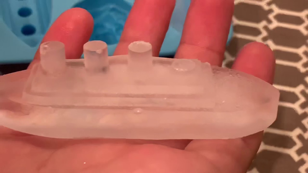 LARRY LIFE TITANIC ICE CUBES