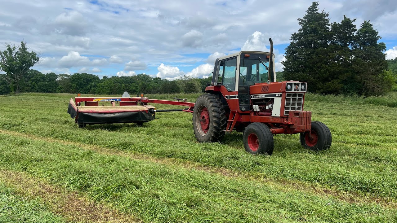 IH 986 doing some mowing!!