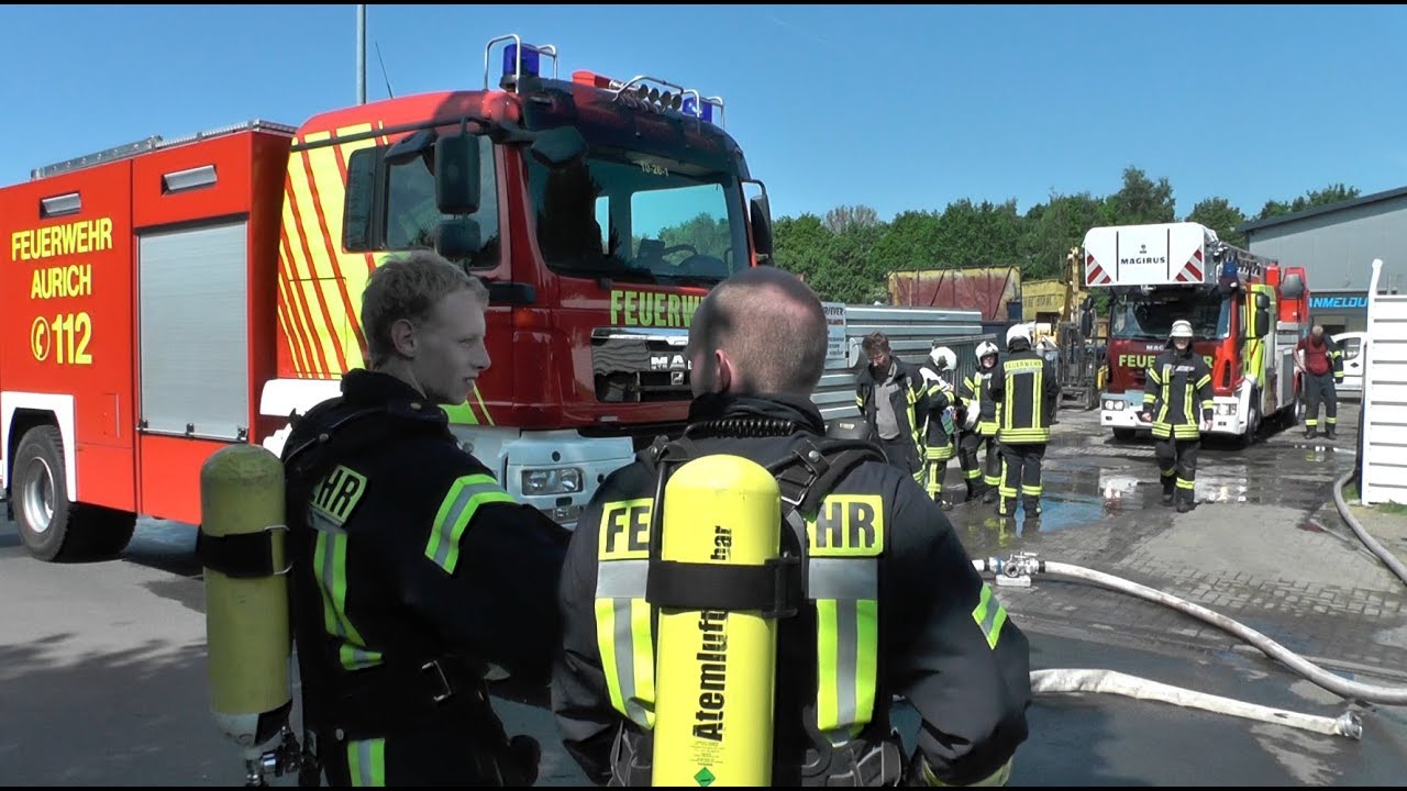 VOLLBRAND EINES PKW´S IN BETRIEBSGEBÄUDE - GROßEINSATZ IM GEWERBEGEBIET FÜR FEUERWEHR UND DRK