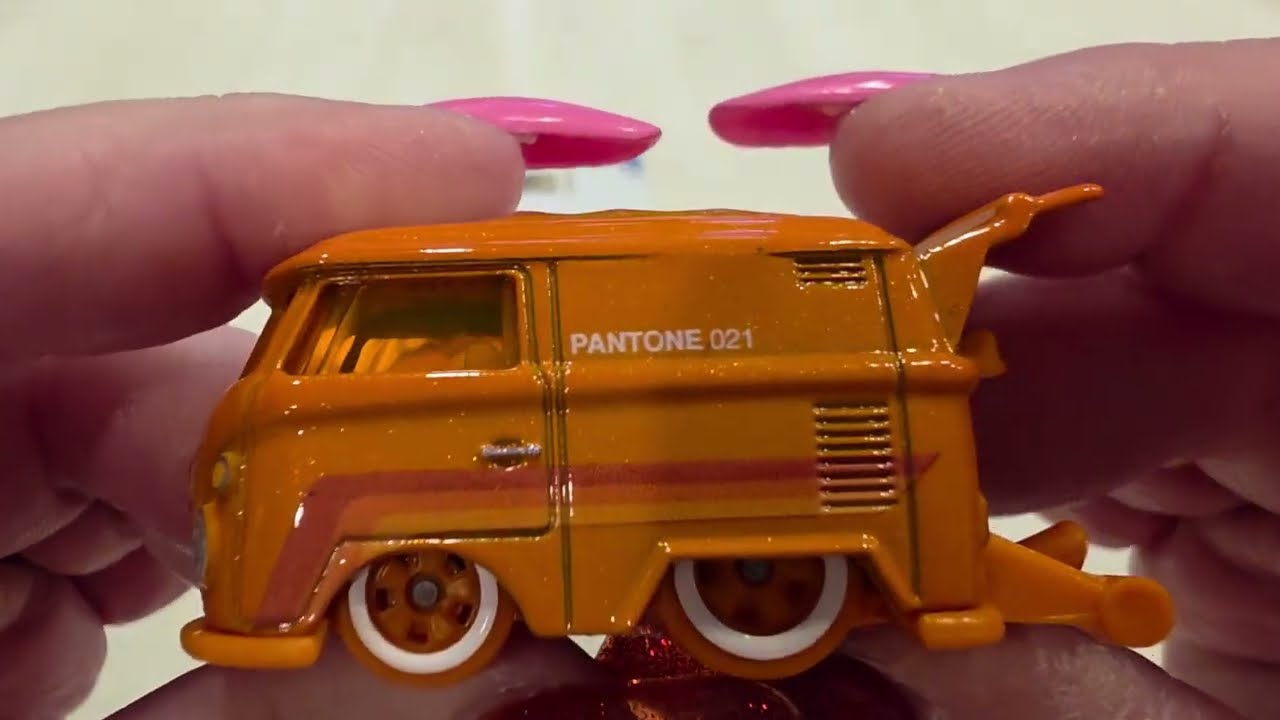 Распаковка и демонстрация модели Hot Wheels Silver Series Pantone Cool Kombi Orange: покажи, поиг...