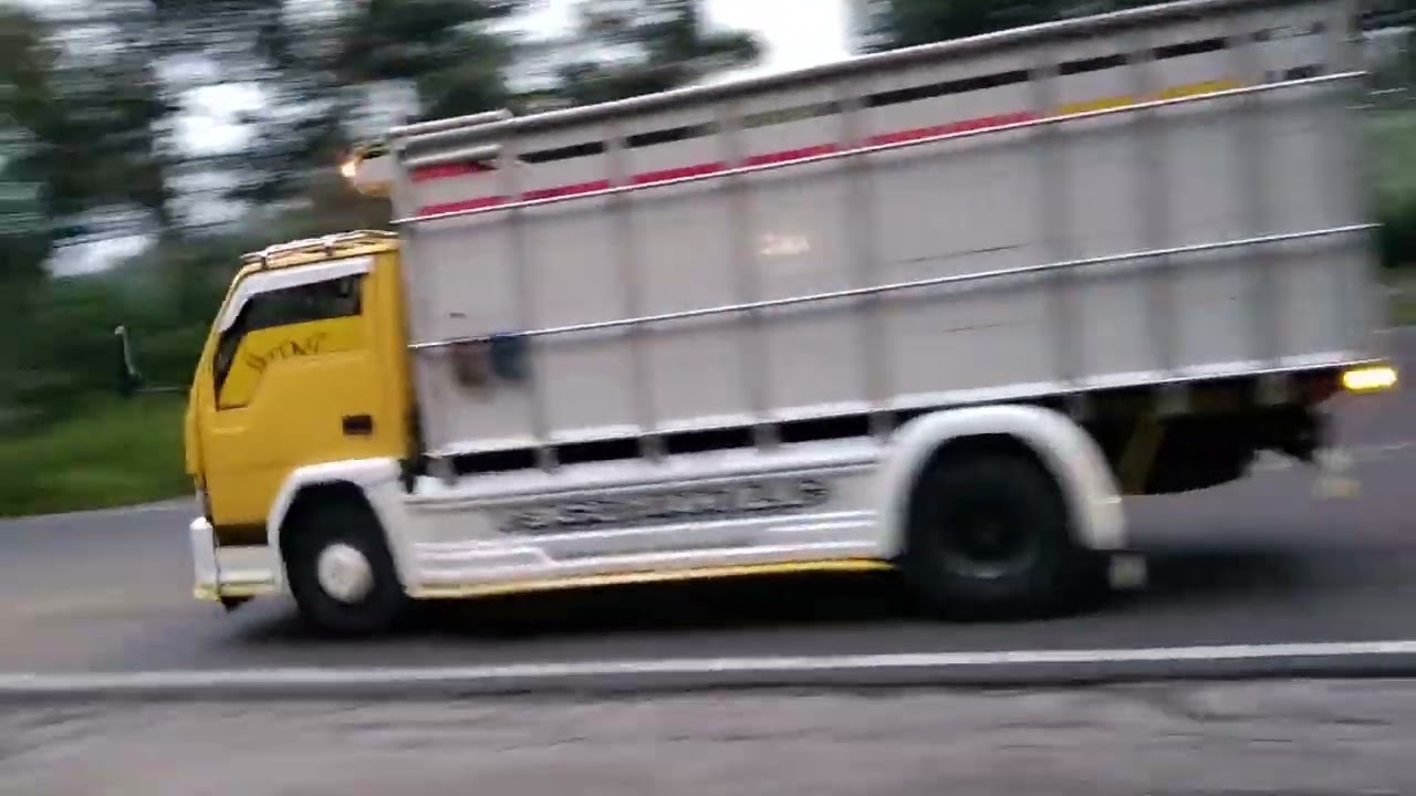 Bus Neo Berlian vs truck cabai bersaing gas pool ditikungan tajam lahor karangkates 