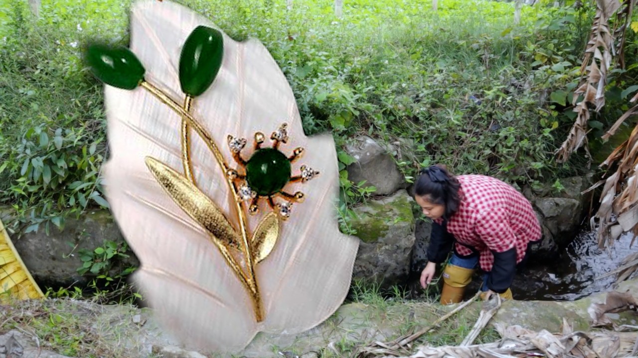 😲  Poor girl discovers $6 million worth of clams, she single handedly grabs clam shells