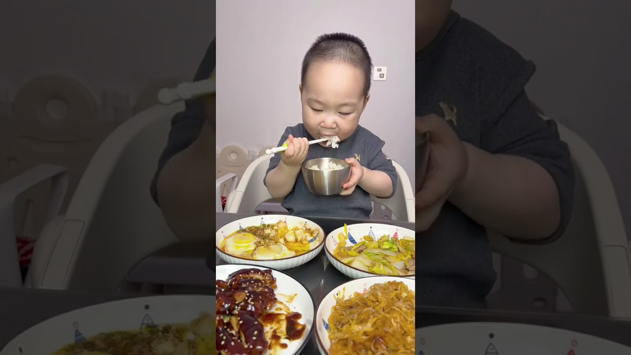 宝宝认真干饭的样子，让挑食的哥哥姐姐们无地自容 😌#寶寶吃飯#小吃貨的日常