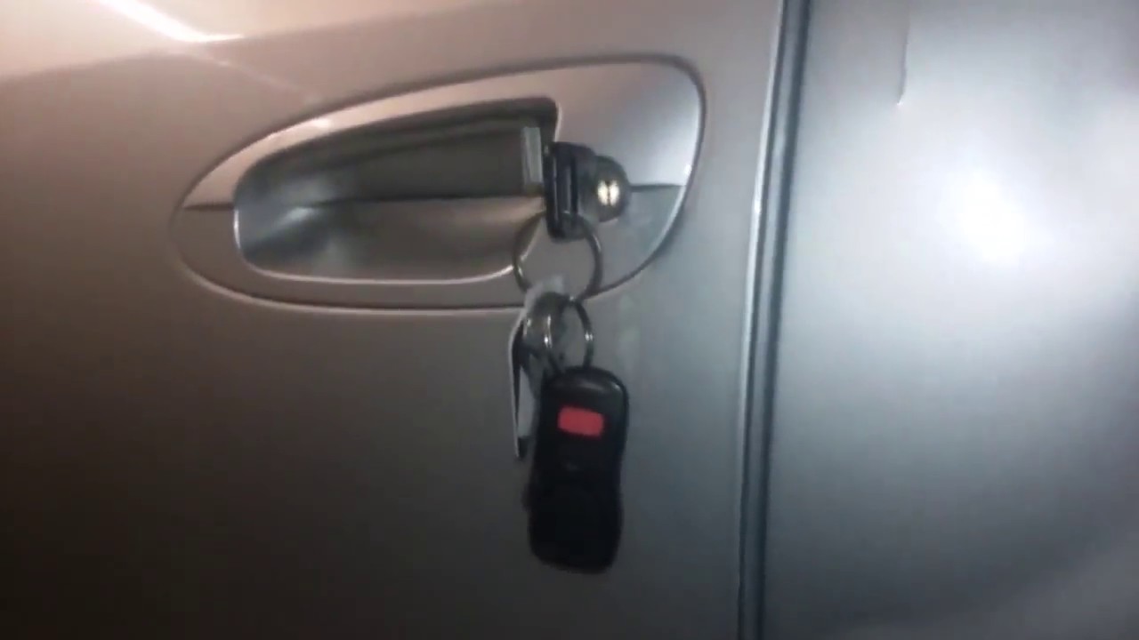 como cambiar la agarradera exterior de la puerta (nissan altima 2002 -2006)