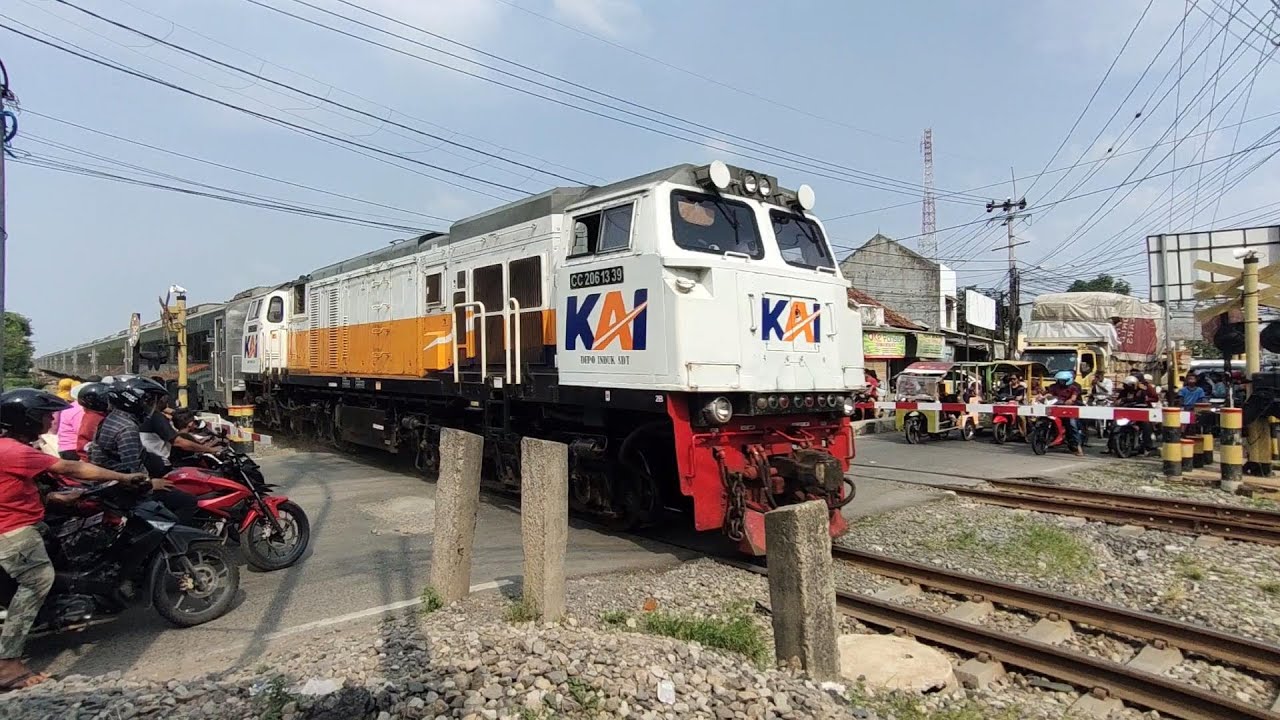 Keluar Jembatan Kereta api cc203 cc206 dan 201 melaju di Sore hari, Lokomotif narik Gerbong Panjang
