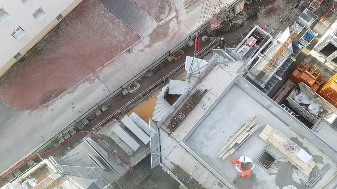 GRUTIER  / GRUE À TOUR /pause d escalier pour bâtiment A