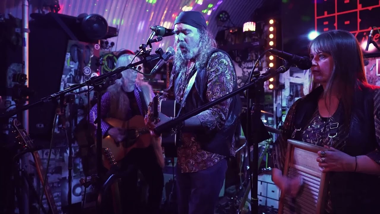 MUDDY WATERS BLUES   ANDY SHARROCKS AND THE INCURABLE ROMANTICS LIVE AT HOT BOX