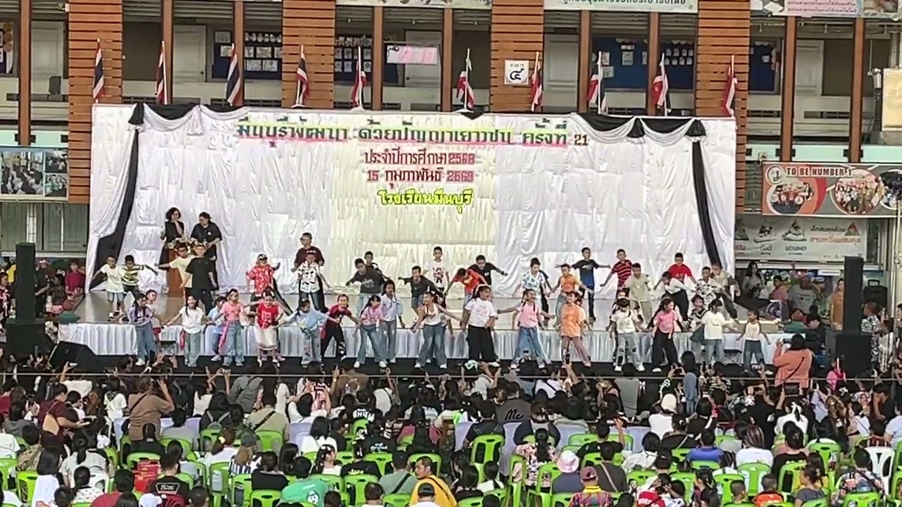การแสดงชุดไหง่ง่องของน้องป.2/2และป.2/4 ในงานวันเกิดโรงเรียนครบ 93 ปี
