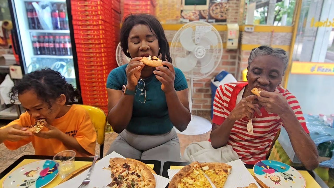 Now That She's Living in Korea, Mom TRIES Korean Pizza For the First Time!