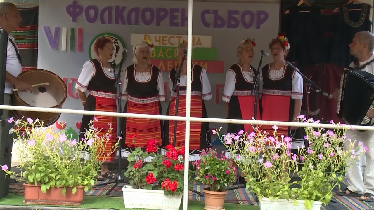 Пенсионерска певческа група от село Баланово, община Дупница в Новоселяне на 18.7.2025 г.