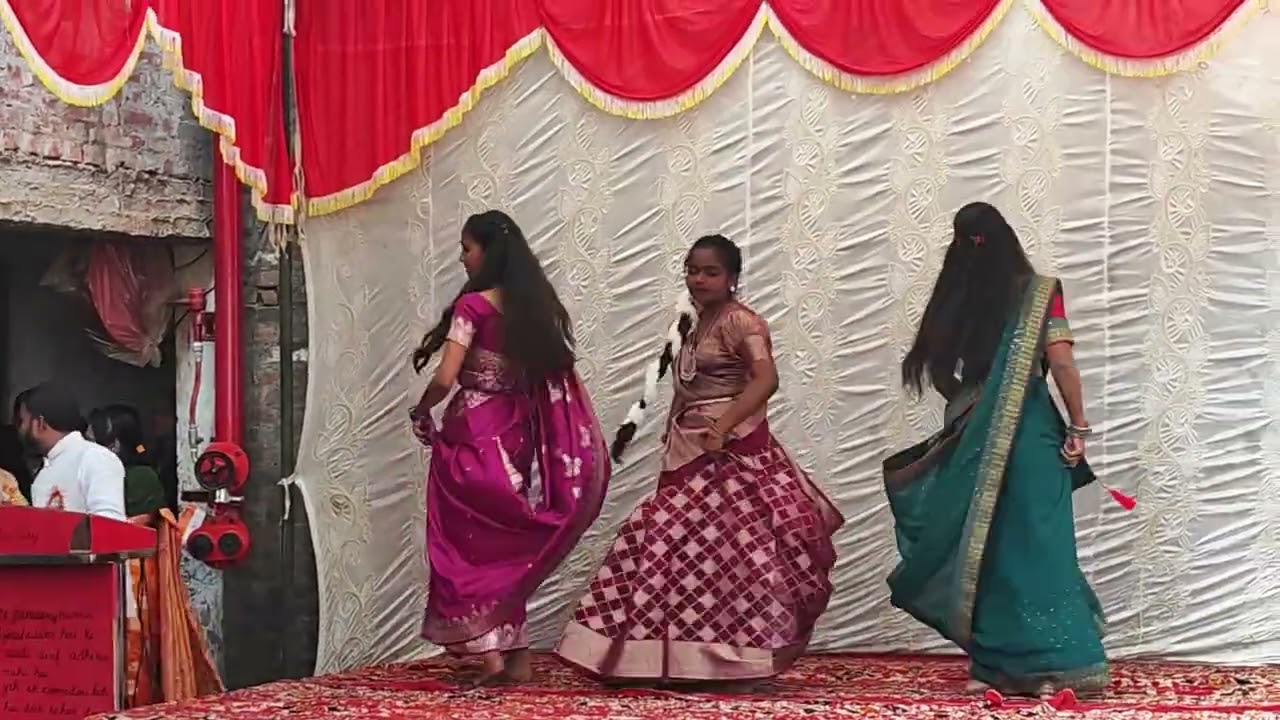 Kaun Disha mein leke Chala re batohiya performance by students on the public on Republic Day