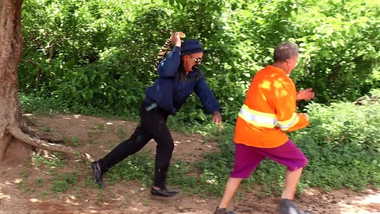 Seu Antônio se revolta com os amigos.